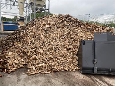 Tvrdé palivové dřevo špalíkované přířezy délka 15-30cm/18prms velký kontejner - 2