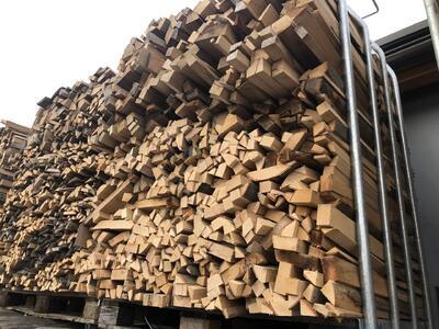 Paleta sušeného tvrdého palivového dřeva (odřezky z výroby), délka100cm, 1,74prm - 2